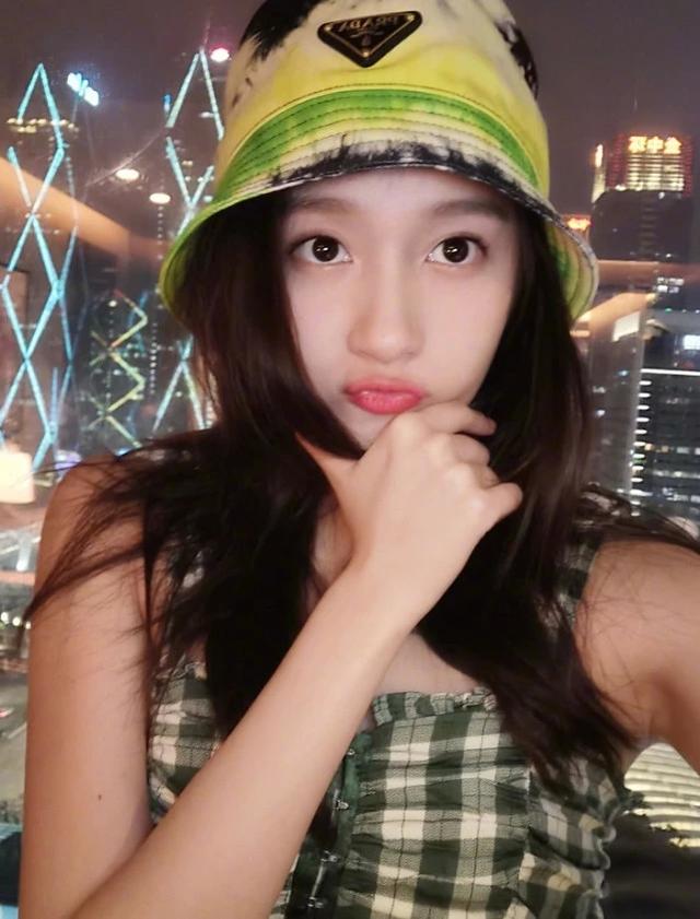 关晓彤傍晚晒自拍看到她的腰后粉丝鹿晗允许你穿吗