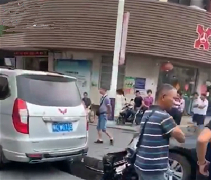 “纸糊车”再现！天籁追尾五菱面包车，保险杠脱落，对方却没事