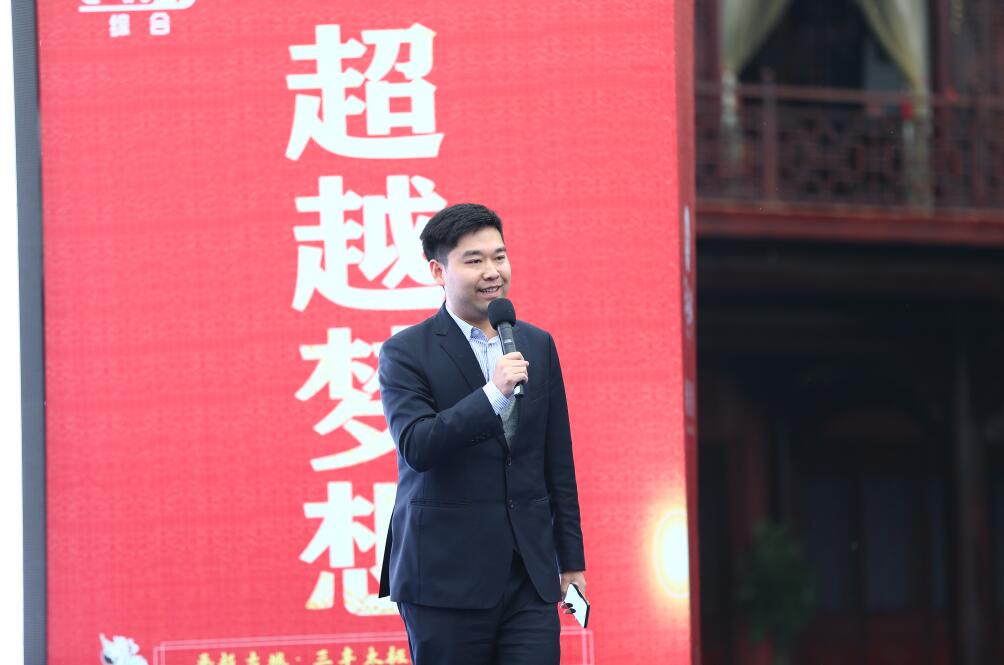 开幕式上,2016年星光大道年度亚军潘倩倩,2016年星光大道周冠军覃行