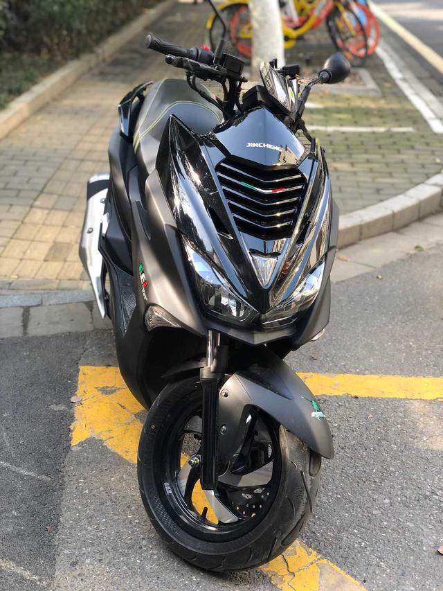 拥有18马力极速130的金城草蜢200配可变色液晶仪表带有abs