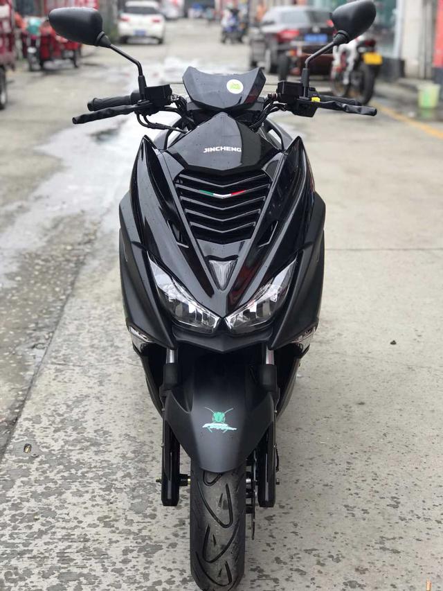 拥有18马力极速130的金城草蜢200配可变色液晶仪表带有abs