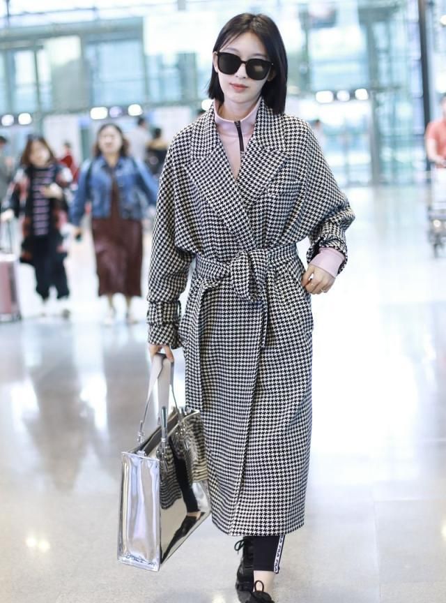 张俪街拍:千鸟格大衣银色托特包 prada球鞋休闲简约
