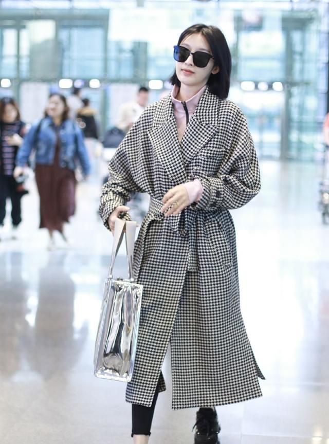 张俪街拍:千鸟格大衣银色托特包 prada球鞋休闲简约