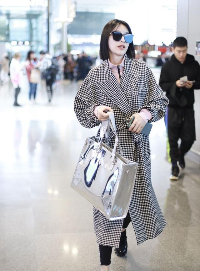 张俪街拍:千鸟格大衣银色托特包 prada球鞋休闲简约