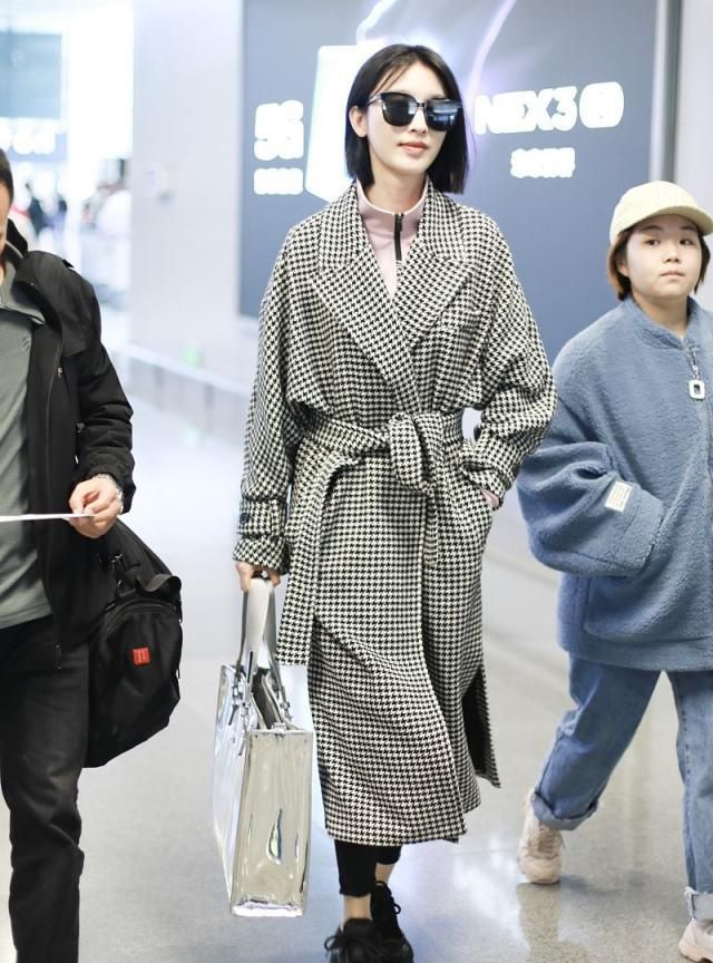 张俪街拍:千鸟格大衣银色托特包 prada球鞋休闲简约