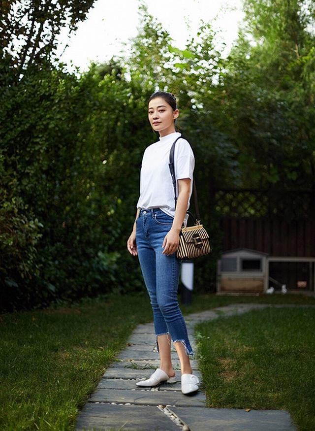 40岁女人摆脱高跟鞋一样优雅学梅婷这样穿简约大气显年轻