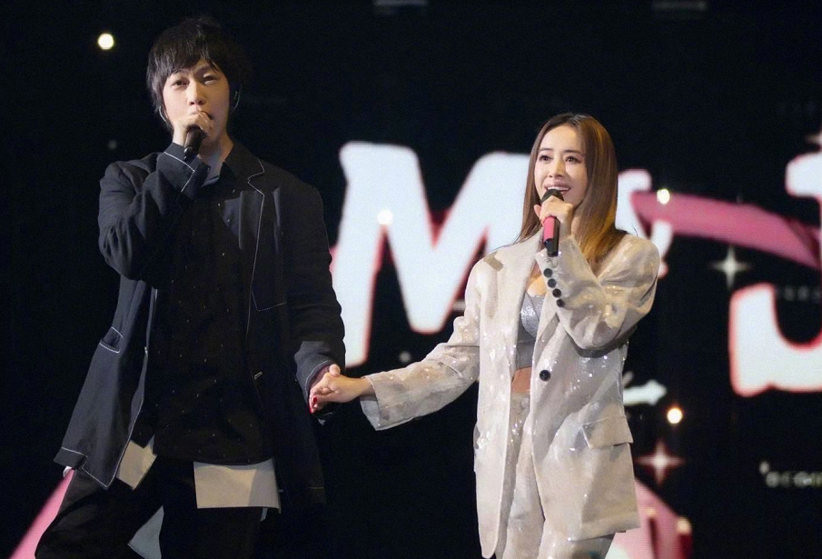 蔡依林助阵五月天演唱会,现场"逼婚"阿信,只要约会就嫁给对方?