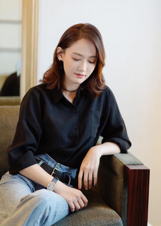 陈乔恩剪短发更美了,电水波纹时尚减龄,配牛油果绿西装气质惊艳
