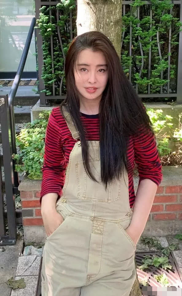 超市偶遇王祖贤，她一身黑衣显得冷若冰霜，与好友同行并不寂寞