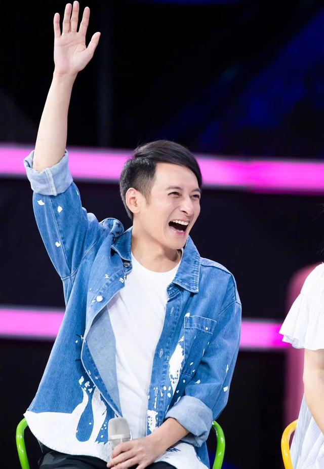 快乐家族深夜集体发文为43岁维嘉庆生何炅祝福最走心