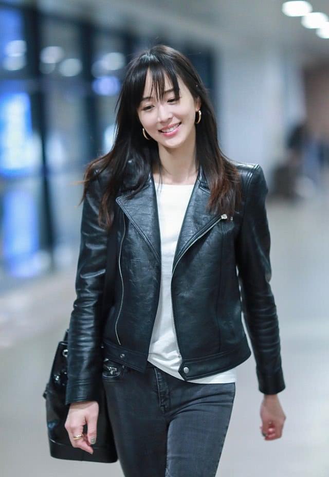 有种韩系的感觉呢杨幂这身走的是与众不同的路线,她用皮衣搭配了皮裙