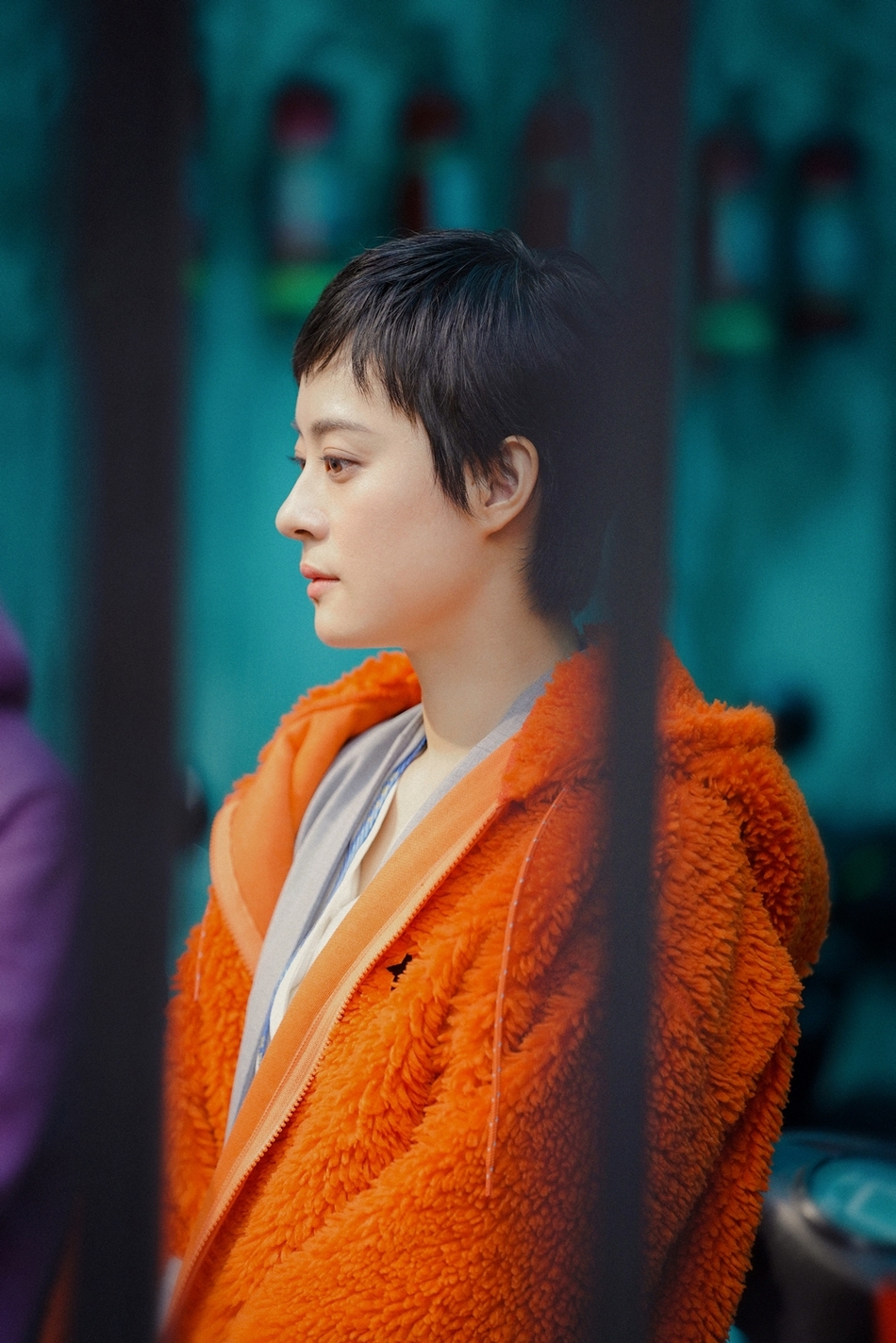 孙俪地铁站拍戏穿橘色毛绒外套亮眼特写下零瑕疵皮肤惹人羡慕