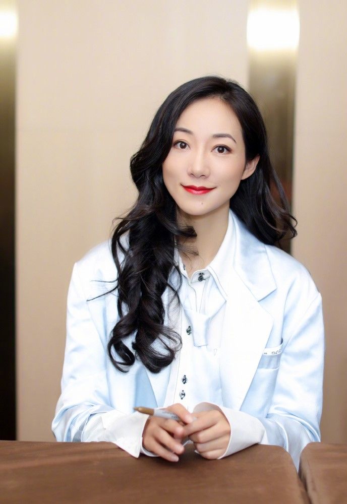 韩雪的"西装show"太吸睛,下衣失踪俏皮可爱,长卷发优雅迷人