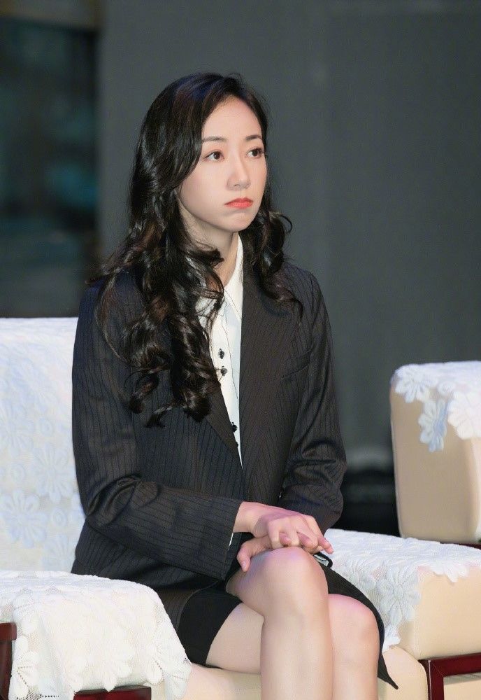 韩雪的"西装show"太吸睛,下衣失踪俏皮可爱,长卷发优雅迷人