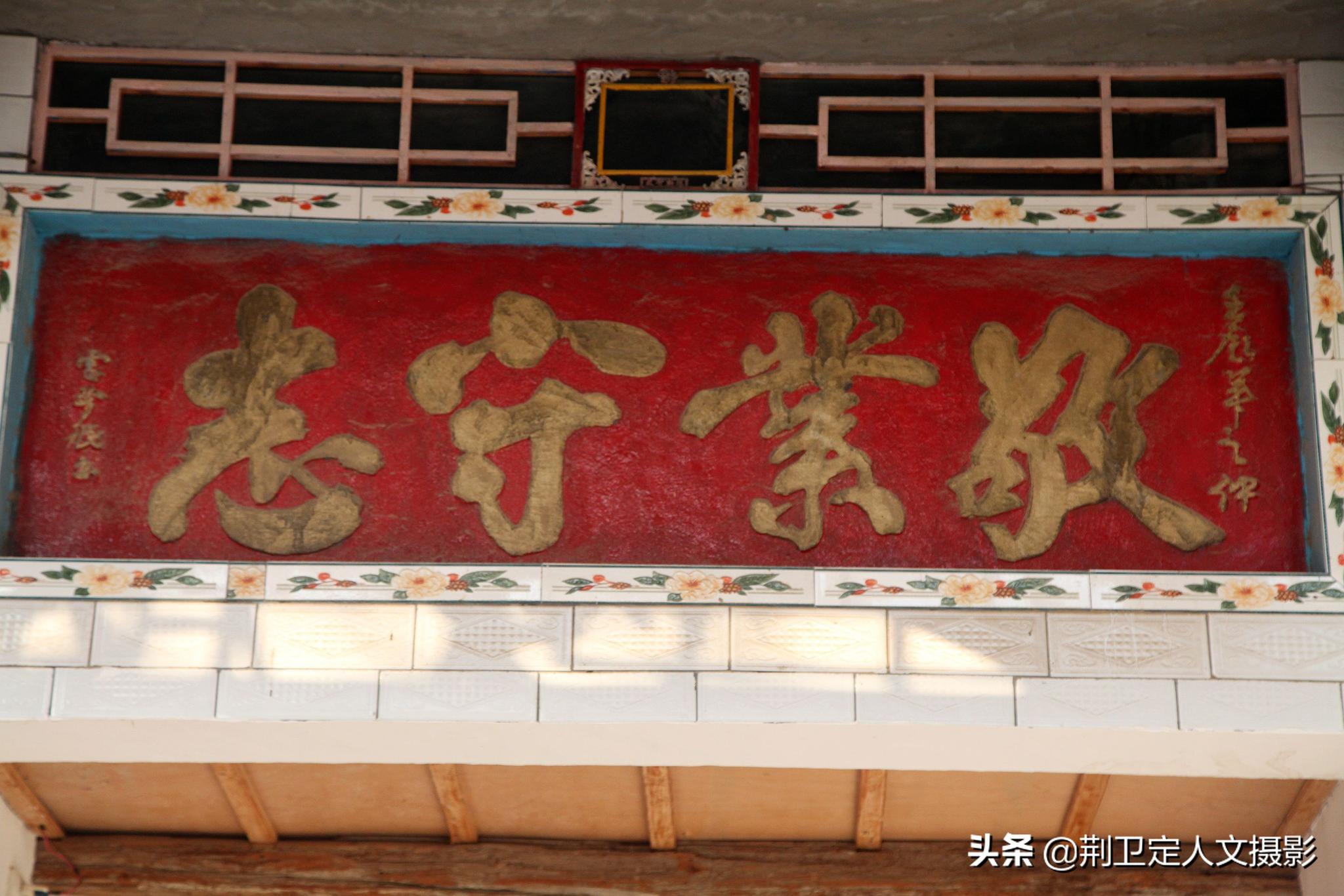 学会铁匠和泥瓦匠人,甚至还会油漆绘画,农村里所有匠人的活他都能拿下