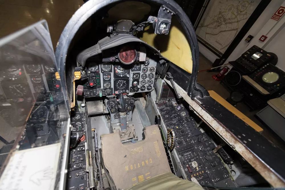 西班牙航空博物馆内罕见的展品f4c鬼怪ii战机训练模拟器