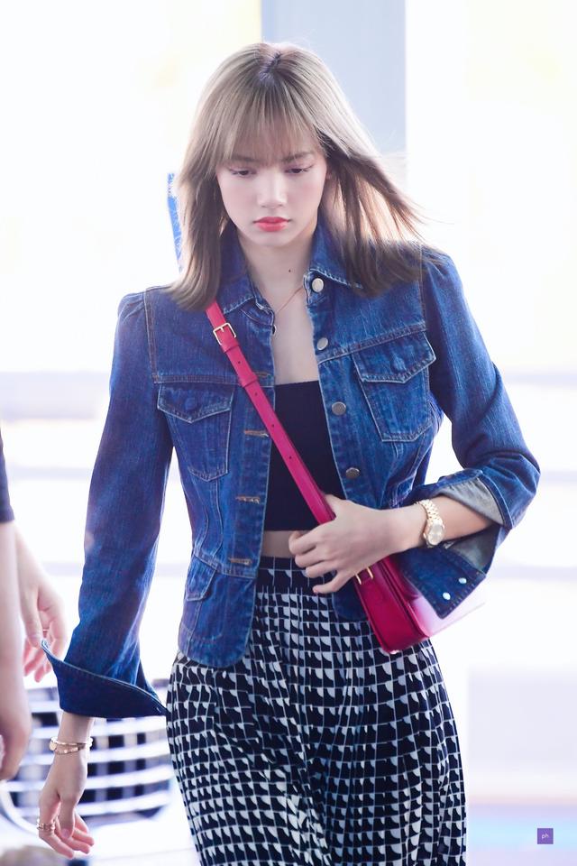 内搭还是lisa私服最常见的抹胸露脐上衣,复古挺括的蓝色牛仔外套修饰