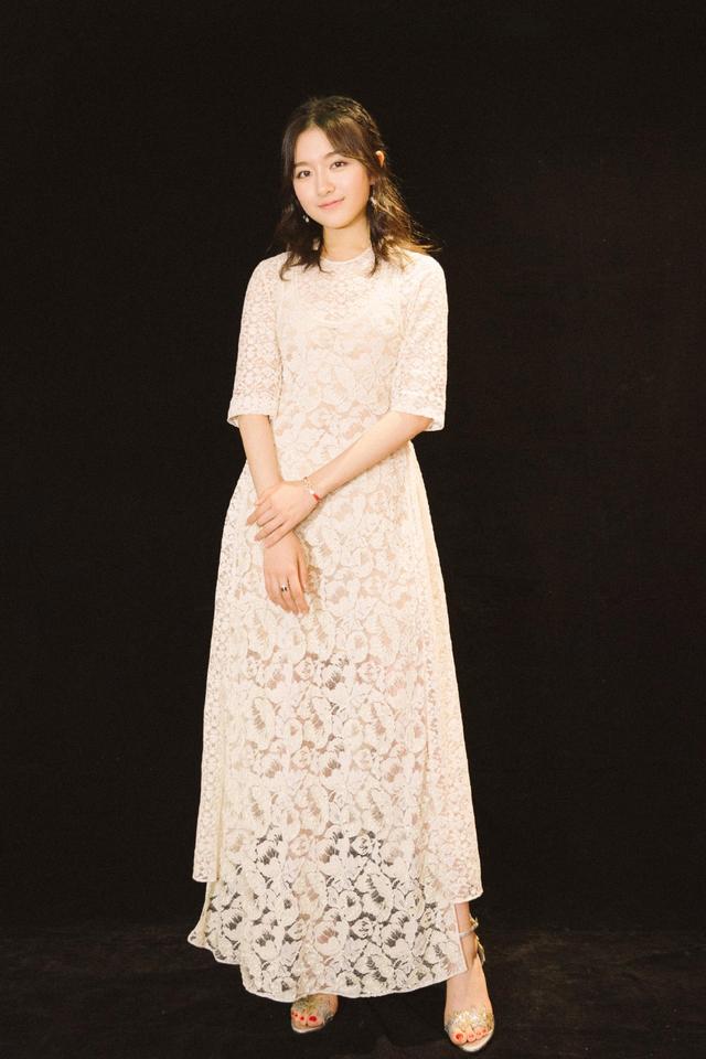 她上亲爱的客栈却败坏路人缘今穿白色连衣裙眼神清澈单纯