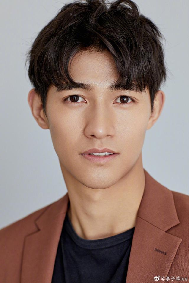 李子峰微博晒帅照网友直呼会做饭的男演员太帅了