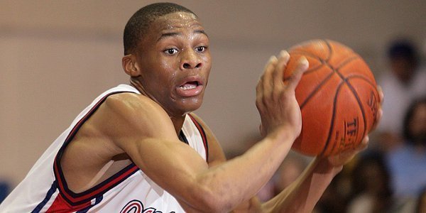 和乔丹的成长轨迹类似,威少也是从高中才开始长个子,高一时候的他身高