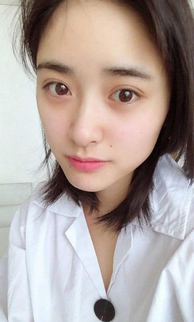 同样都是素颜照,热巴白到发光,郑爽清纯,看到昆凌:太真实了吧