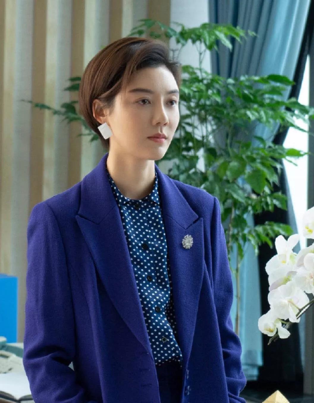 车晓剪短发更美了,格纹西装配白色t恤高级大气,大红唇a到爆