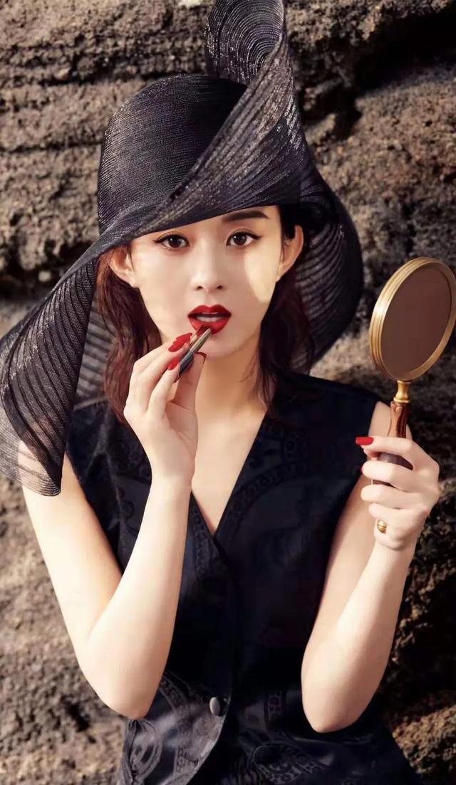赵丽颖代言时尚大片,红唇冷艳高贵典雅,很显贵气