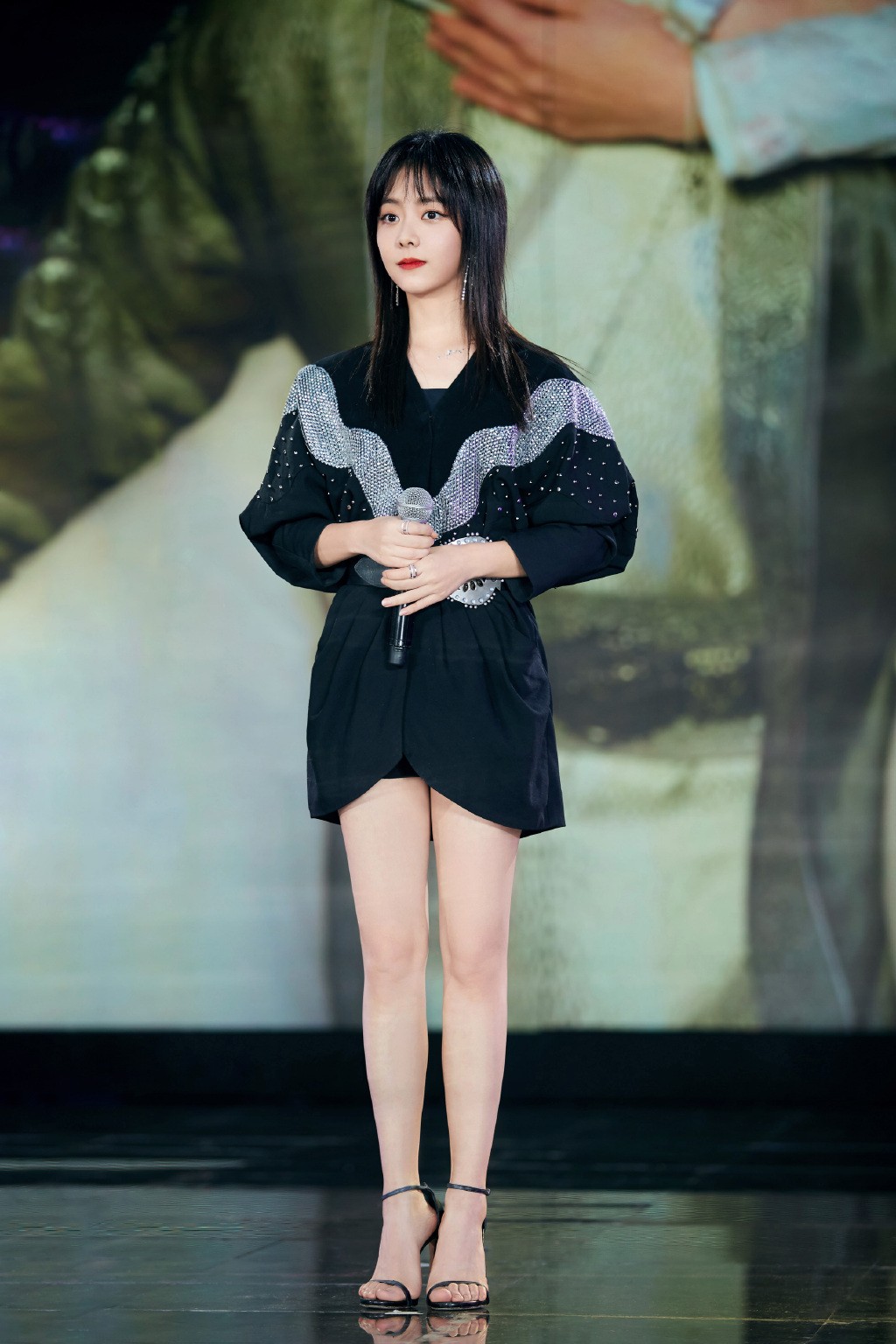 她演过甄嬛传凭借校园剧出名今穿烫钻v领裙美得清新可爱