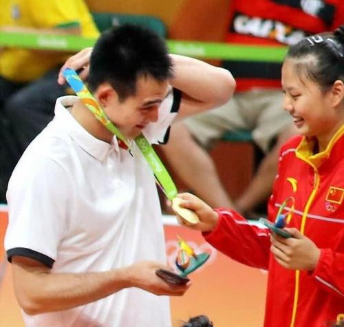 龚翔宇现在身份不同了,绯闻男友只能转身牵手矮一截的姑娘?