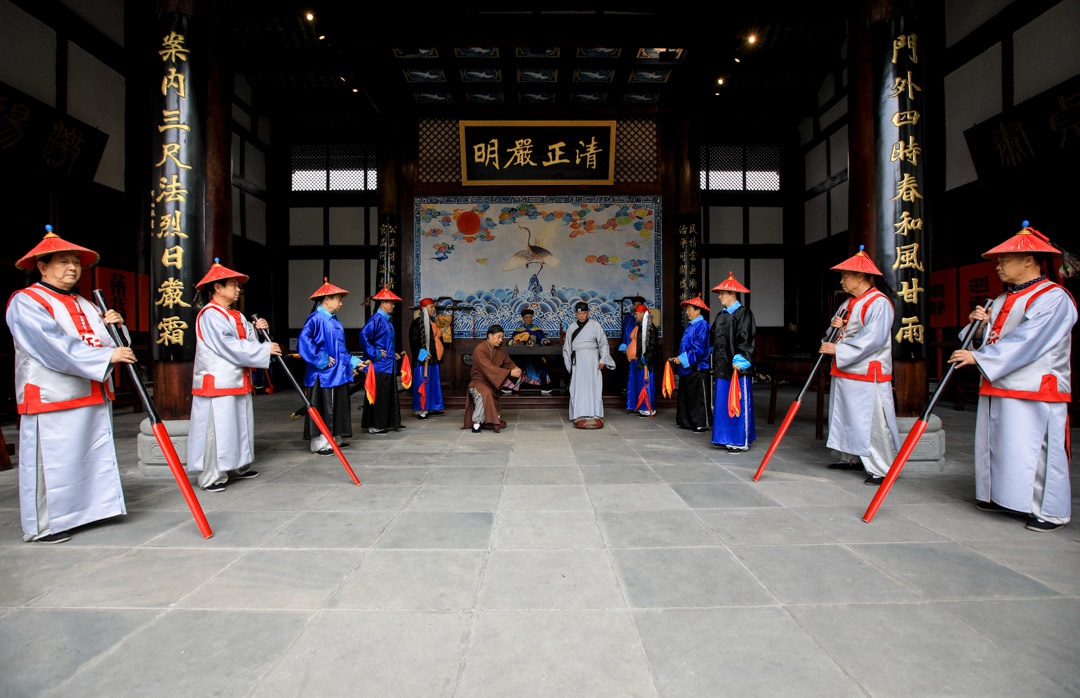 流放女犯需往返数千里,衙役们为何却争着押送?其中实情令人感叹