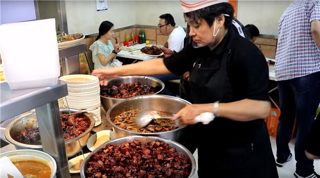 夫妻街头“实惠”快餐,15元一份米饭管够,食客:吃完直打饱嗝!|实惠|快餐|食客_新浪新闻