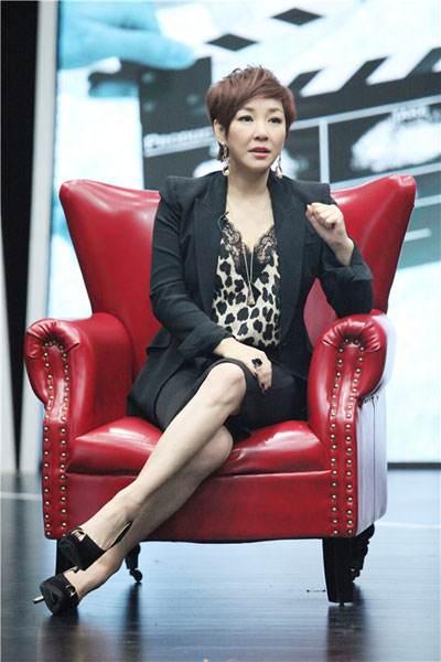 49岁李静参加慈善晚宴黑色西装配大红阔腿裤央视主持气质真赞