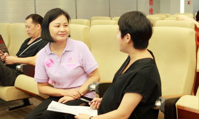 妈妈出差学习回来发现孩子对自己很冷漠调出监控后果断报警