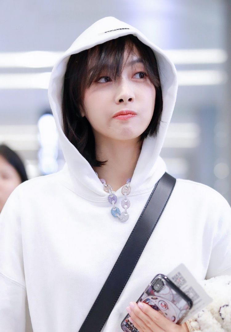 宋茜卫衣健美裤无惧镜头秀双腿,配七彩项链,可爱似18岁少女