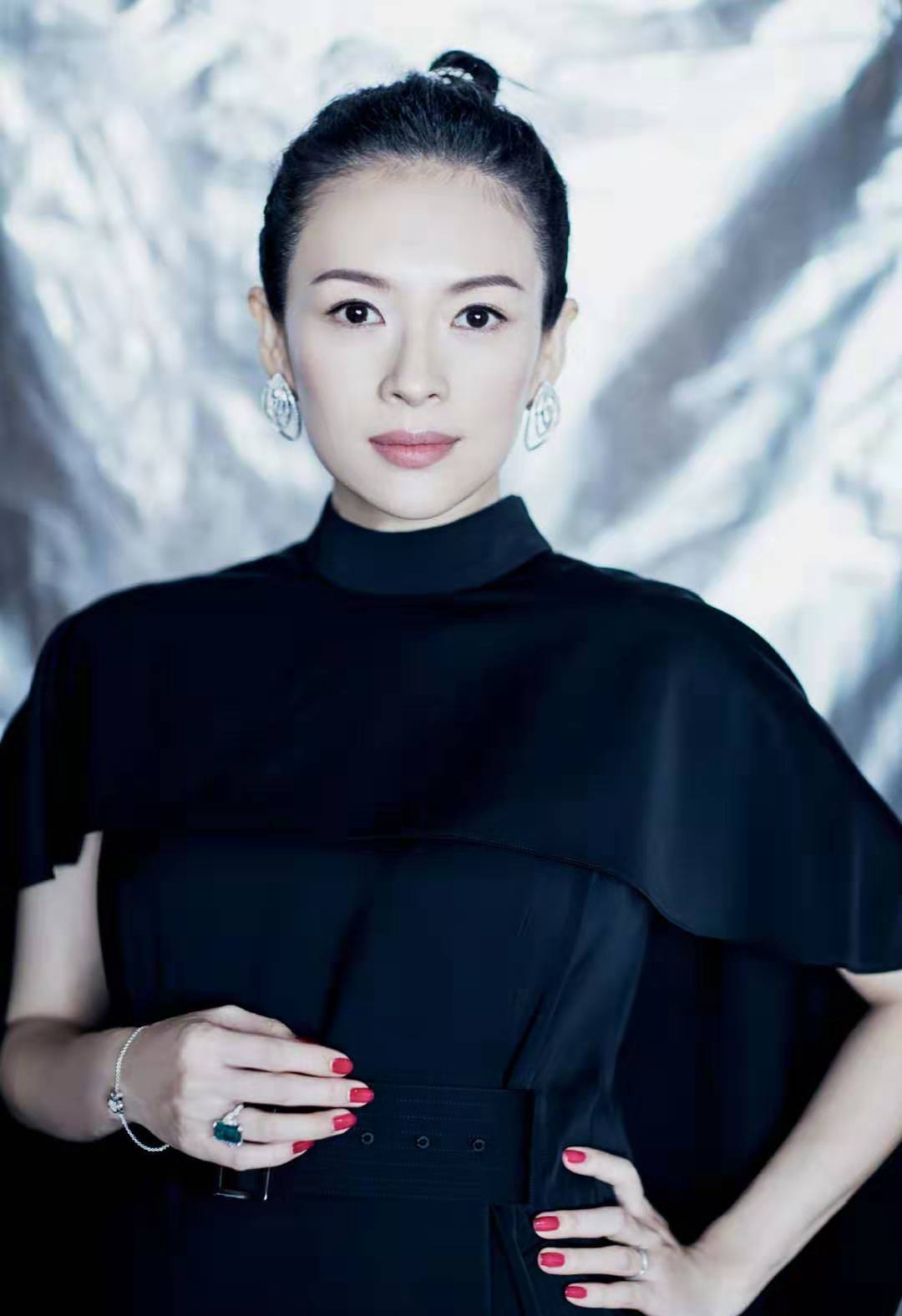 章子怡出席活动,一袭黑色斗篷裙优雅迷人,孕期也要美得高调