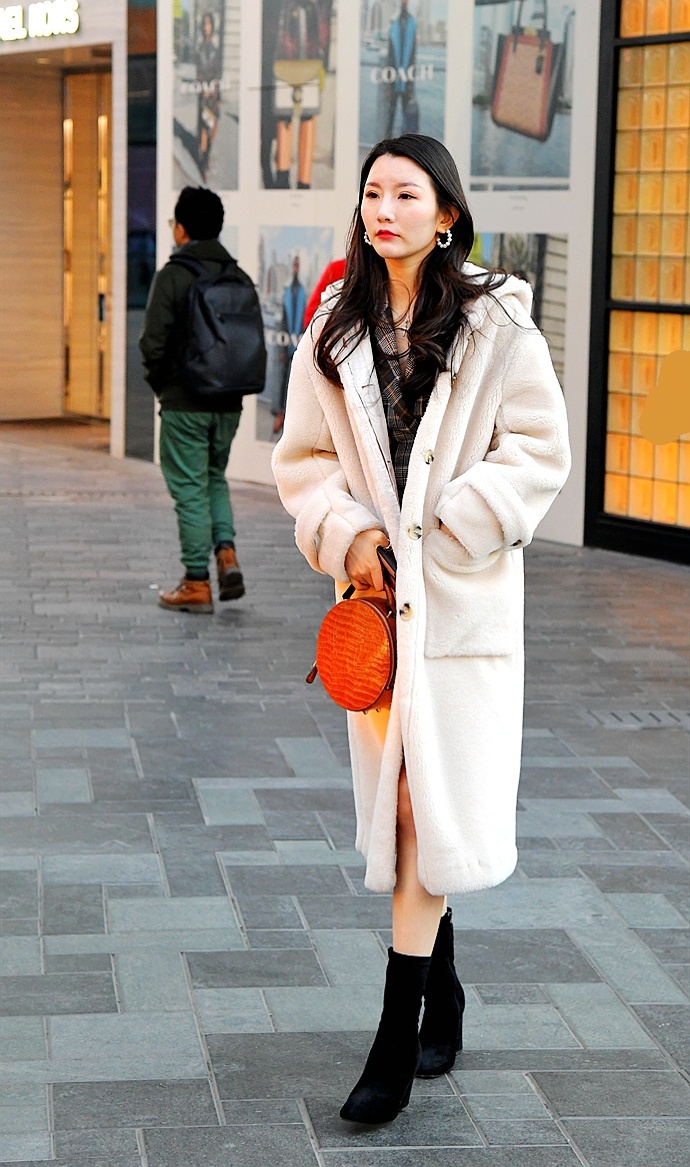 街拍:注重保暖效果的短裙美女