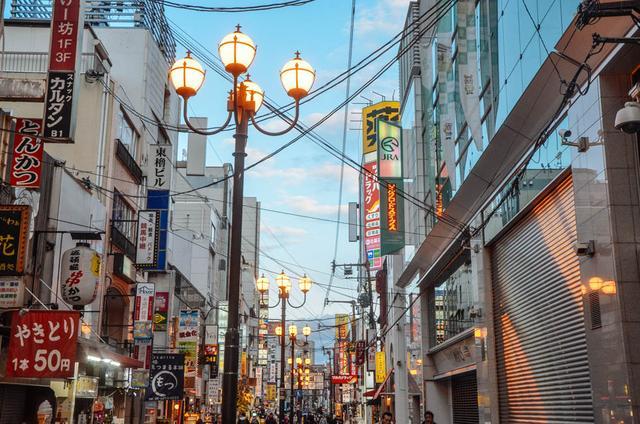 日本最适合逛街的城市：望不到底的购物街，运河上看岸边宅男跳舞