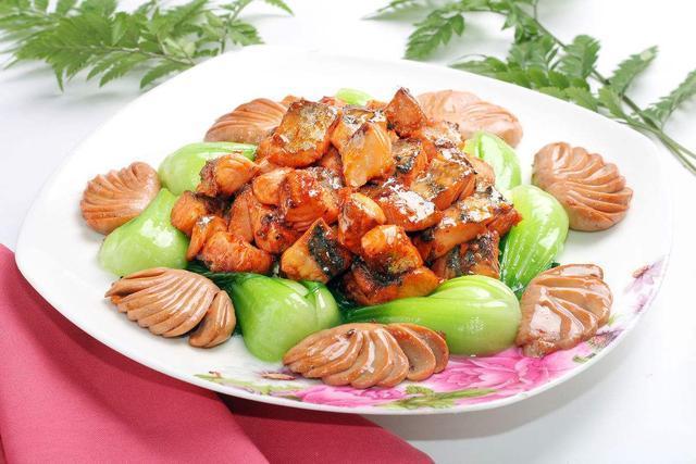 主要材料为鸭腰,水发口蘑,调料主要为味精,绍酒,白糖.