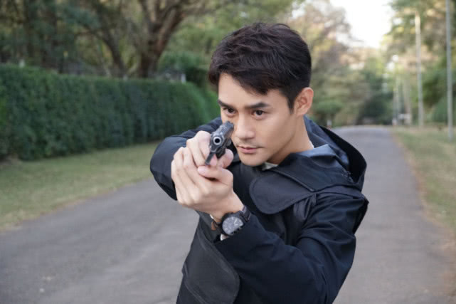 王凯抽电子烟认真研读剧本深夜与王鸥胡军等人聚餐超温馨