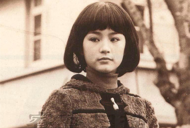 林青霞65岁生日扭腰顶红唇 网友:优雅的老去仍是美丽的花朵!