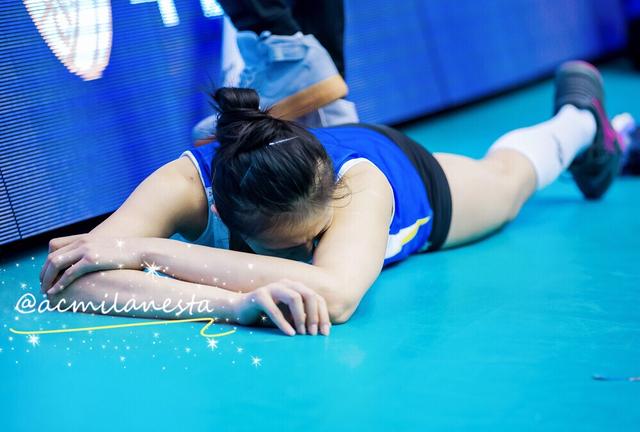 丁霞赛后剪掉脚上厚厚的胶带,疼痛难忍险落泪|辽宁女排|丁霞|胶带