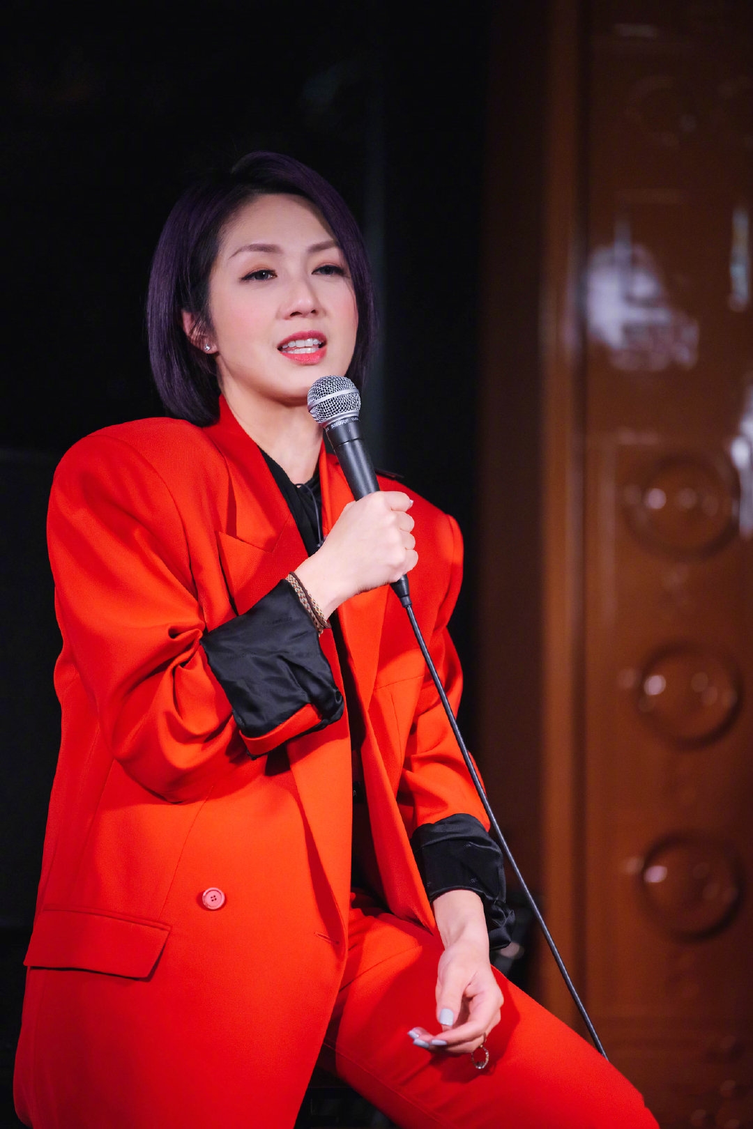 杨千嬅与夫同台合唱,一身复古红西装玩情侣配,比小5岁丈夫年轻