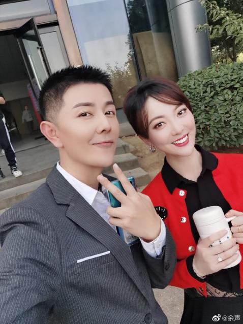 安徽卫视一姐余声婚后晒美照,无名指大钻戒实力抢镜