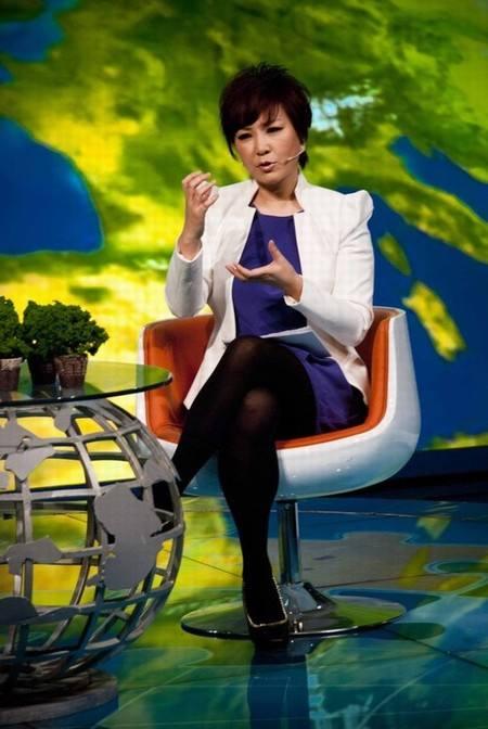 不过早期的李静脸型还是可以的,这身丝袜的穿搭也不会觉得很俗气,可