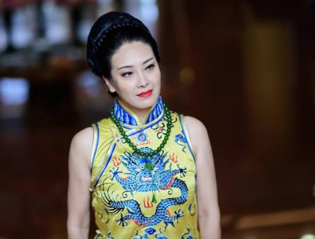 她和初恋同居8年被抛弃,赌气嫁给前任好哥们,今50岁幸福美满