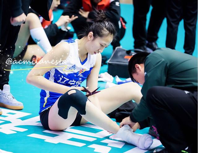 丁霞赛后剪掉脚上厚厚的胶带,疼痛难忍险落泪|辽宁女排|丁霞|胶带