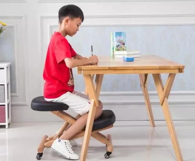 大s女儿公主坐被赞优雅,坐姿的培养决定孩子将来的形象