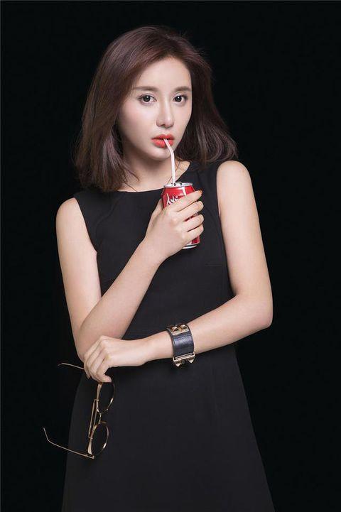 腾讯nba一姐美娜写真,搔首弄姿,吐舌咬唇妩媚诱惑,大长腿吸睛