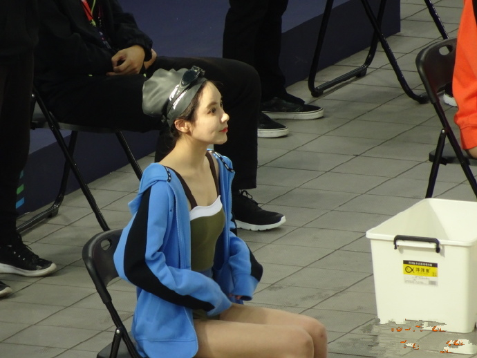 nba美娜身穿日式泳衣下水比赛,甜美一笑征服所有观众