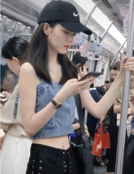 地铁女神火了穿搭造型很大胆真是个性十足啊